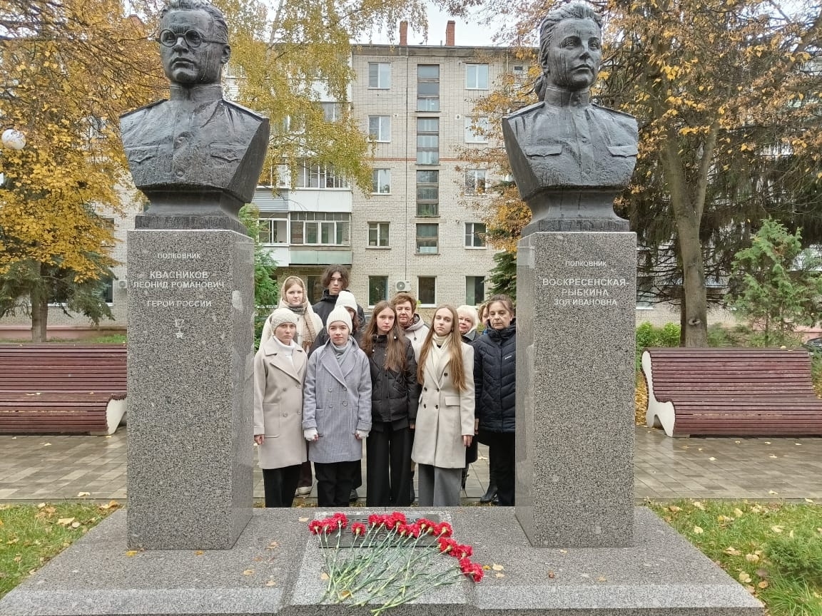 Возложение цветов.