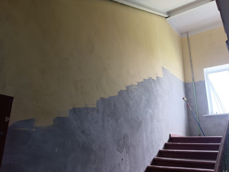 Проводится покраска стен лестничных маршей в корпусе № 1.