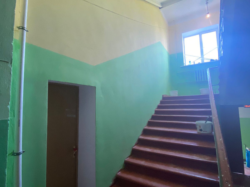 Заканчивается покраска стен лестничных маршей в корпусе № 1.