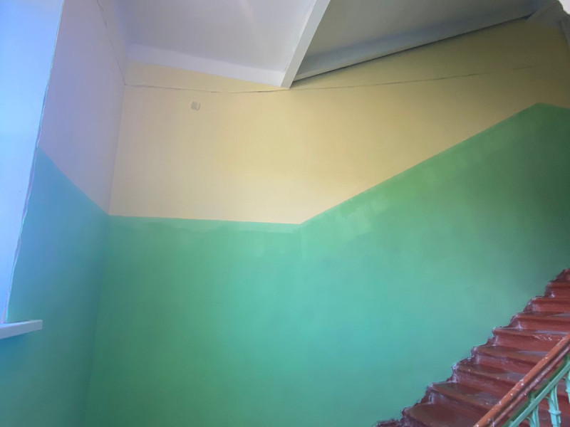 Заканчивается покраска стен лестничных маршей в корпусе № 1.